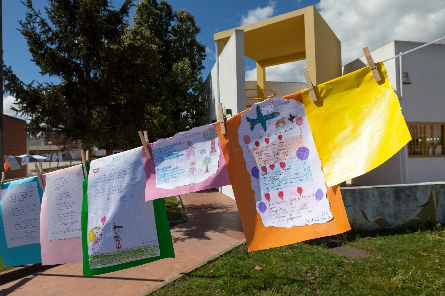 “Palavras que Brilham: Poemas Infantis em Exposição”