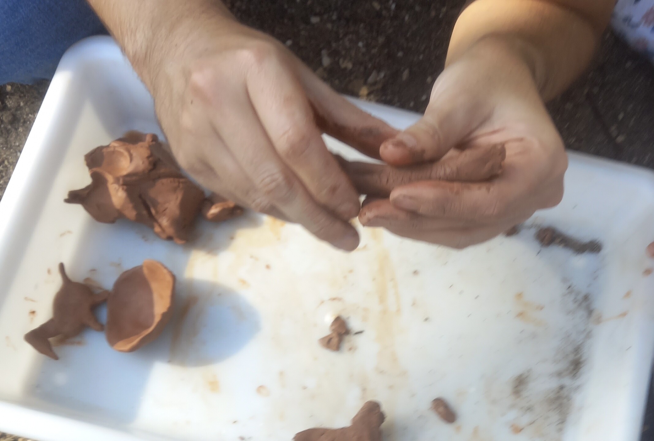  Oficina  “Vivências Criativas – Expressar Sem Pesar | Barro”, com Tata Machado