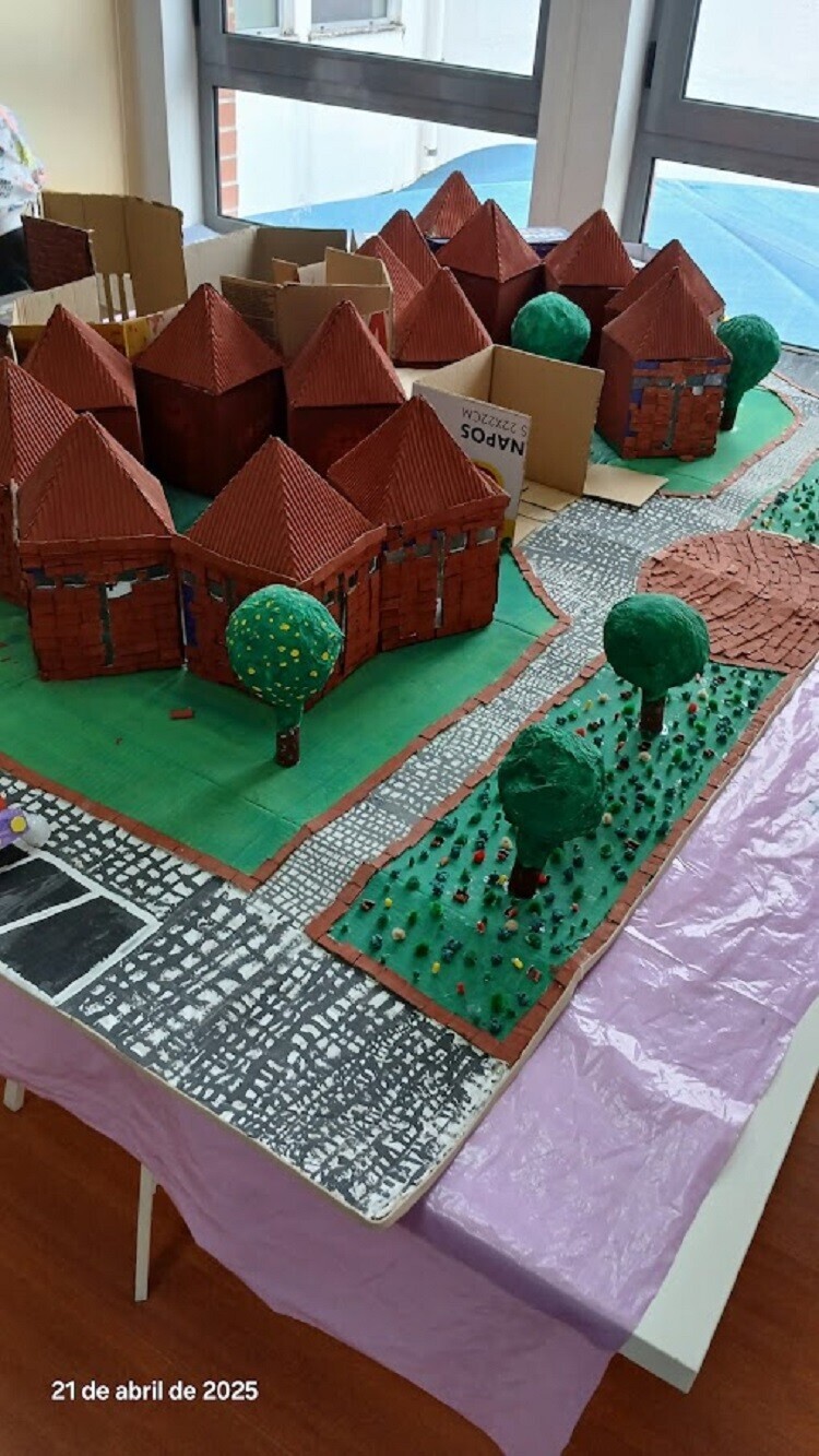 Exposição “A Nossa Terra”, pela equipa do CATL “O Barco” do Centro Paroquial da Moita, com a cola...