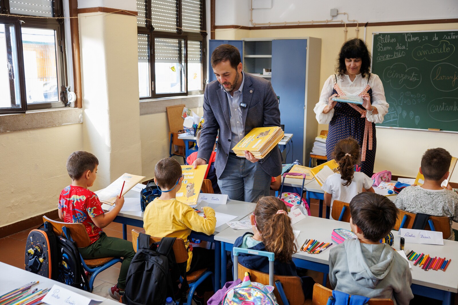 Cadernos de atividades chegam às escolas
