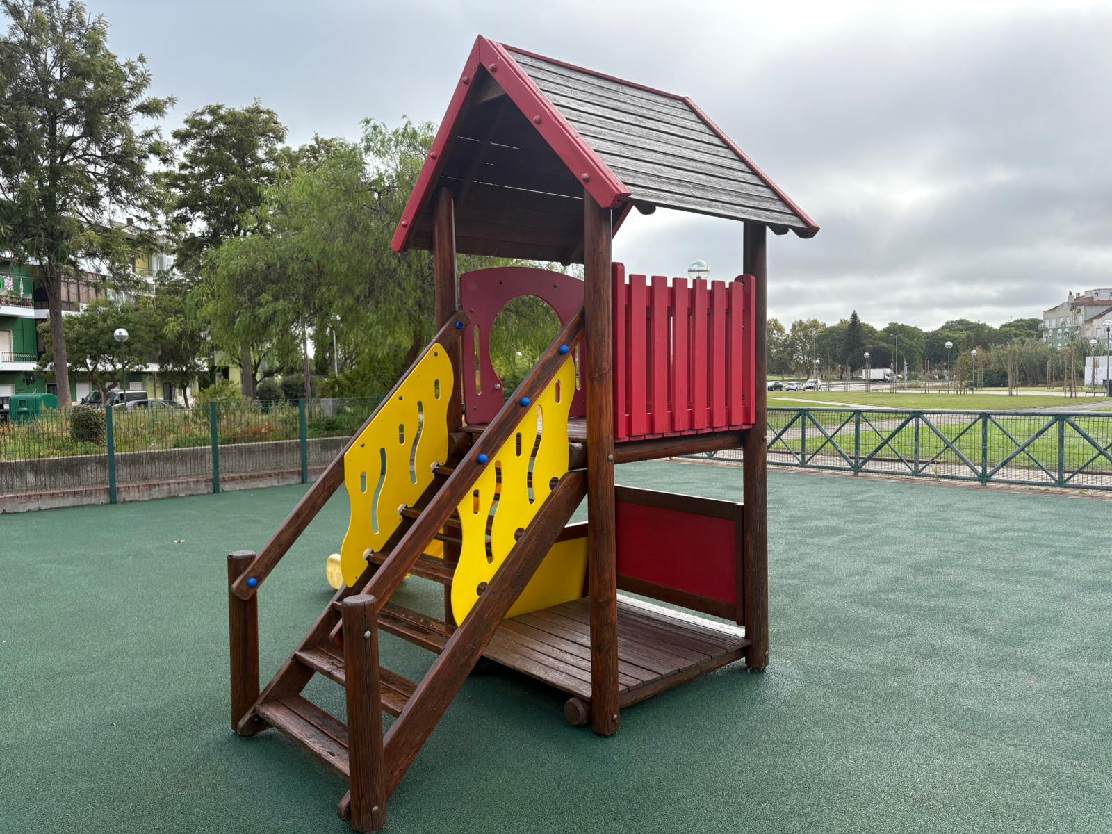 Mais um Parque Infantil renovado