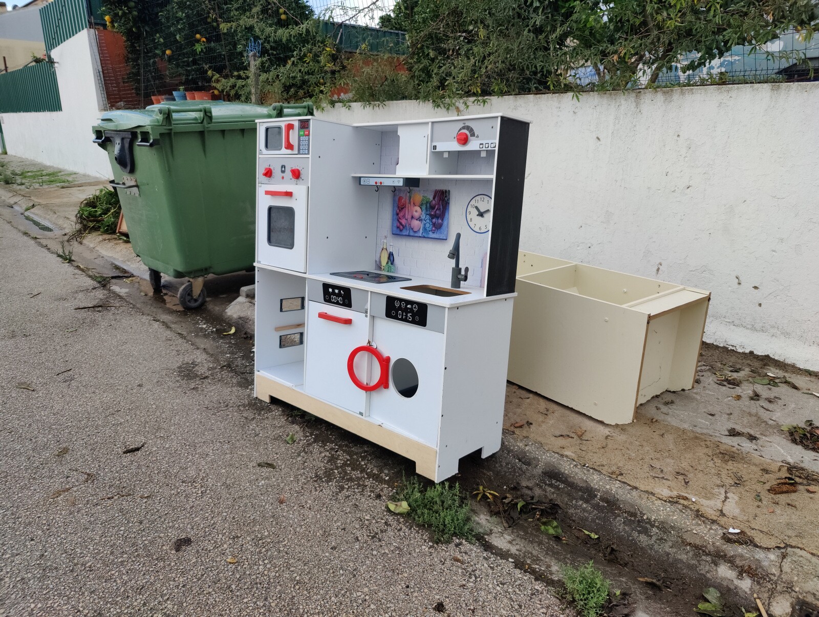 Sabia que pode doar o seu móvel antigo e evitar este cenário?