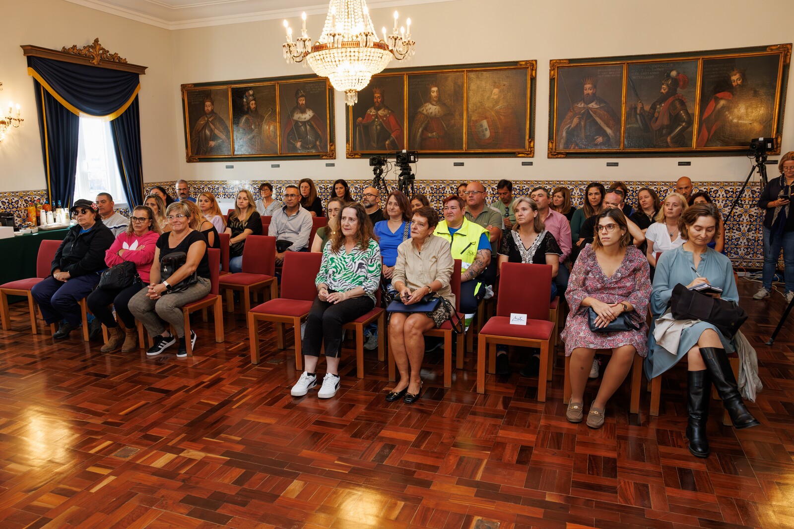 Trabalhadores recebem diplomas de 12º ano