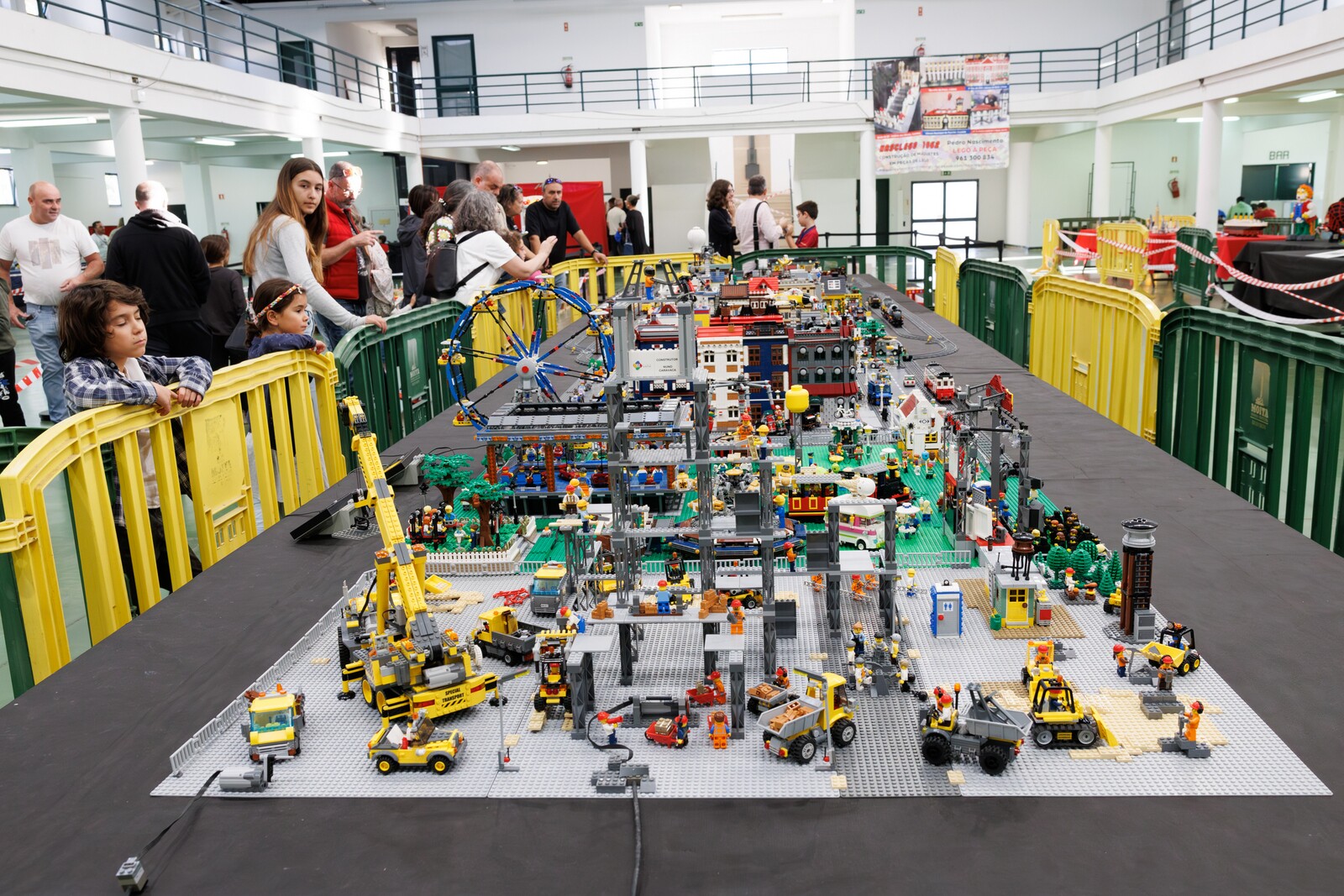 Exposição de Lego com centenas de peças