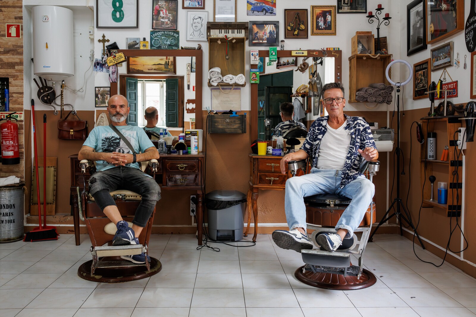 O Tesouras – Onde pode cortar cabelo e beber um “copito”!