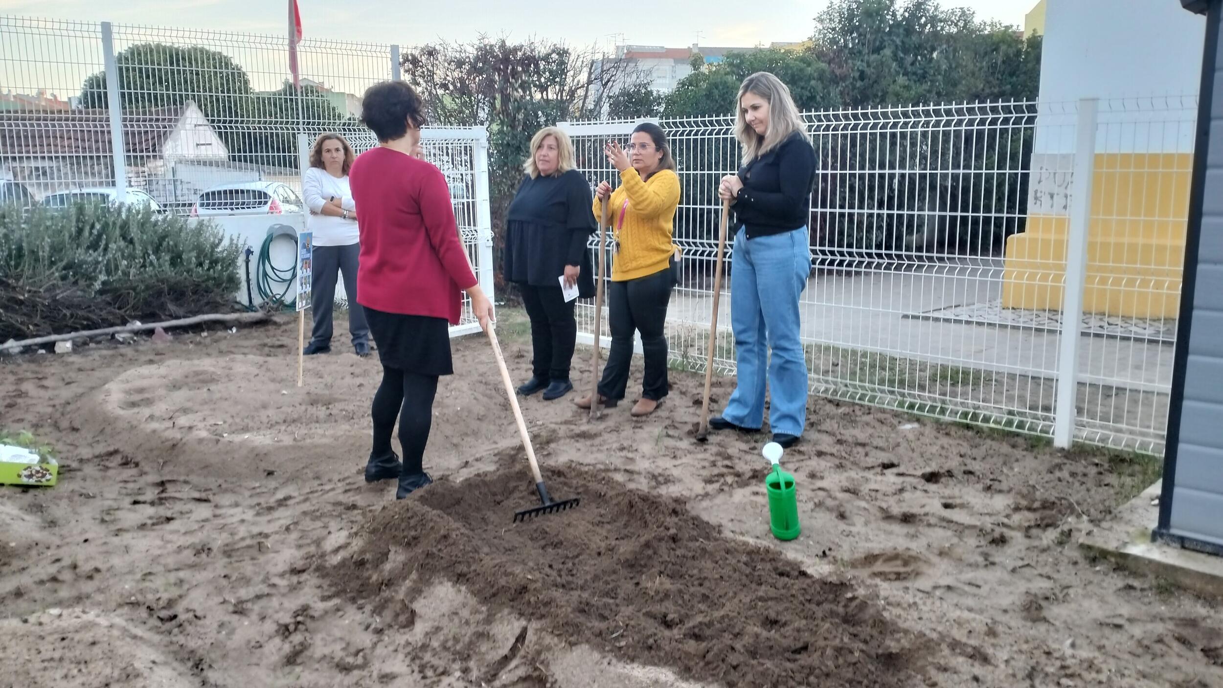 Começaram as plantações nas hortas escolares