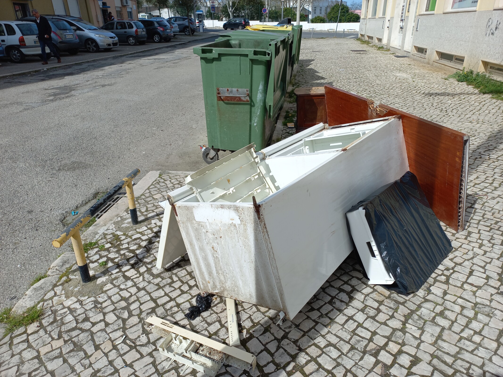 O abandono de resíduos elétricos e eletrónicos na via pública, constitui um perigo para a saúde h...