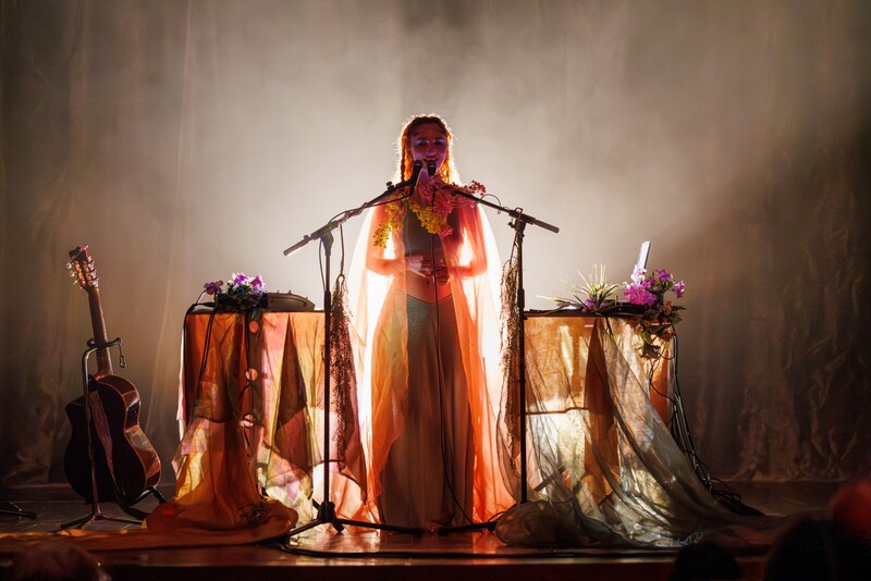 Emmy Curl leva simplicidade e leveza a palco