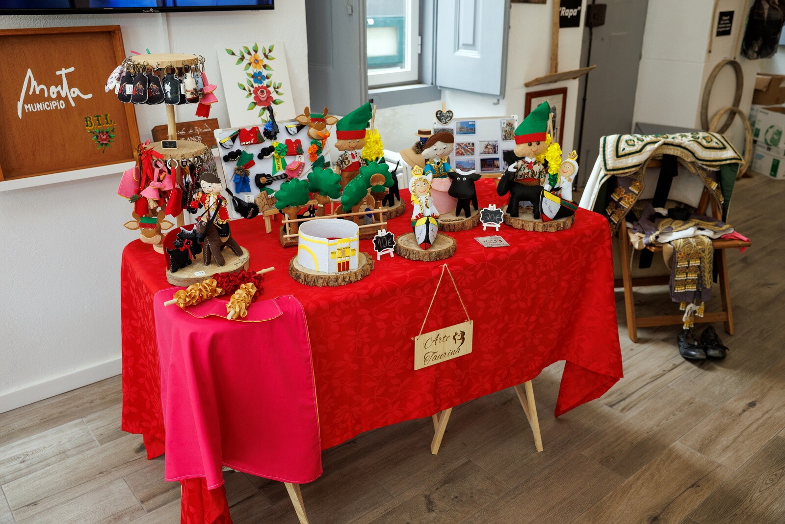 Exposição de arte taurina no Posto de Turismo